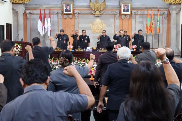 bupati sanjaya sampaikan pengantar 4 ranperda di rapat paripurna dprd tabanan