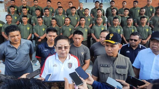 dari barak ke pinggir lapangan prajurit tni ad bersiap jadi pelatih sepak bola berlisensi
