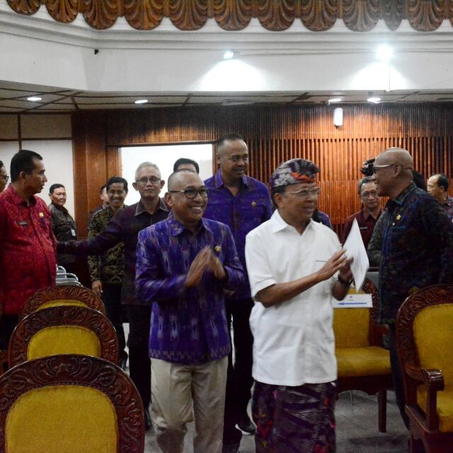 dprd bali soroti apbd dan rpjmd, gubernur koster jawab tuntas