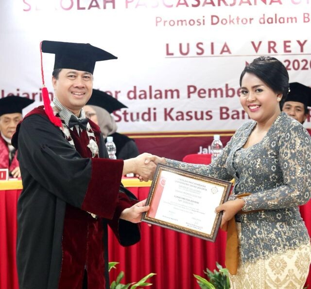 lusia vreyda adveni raih gelar doktor dari universitas sahid jakarta