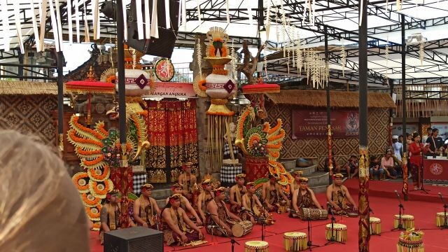 penampilan sanggar seni werdhi budaya bius penonton