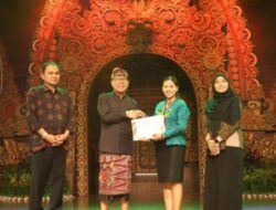 Wawali Arya Wibawa Serahkan Penghargaan Kepada Pelaku dan Penggiat Lingkungan