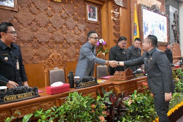 seluruh fraksi dprd kota denpasar setujui penetapan ranperda pertanggung jawaban apbd ta. 2024, serta perubahan kua dan ppas ta. 2025