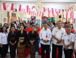 Pemkot Denpasar Bersama Perumda Tirta Sewaka Dharma Serahkan Ratusan Paket Bantuan di Dua Sekolah di Serangan