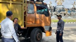 dishub denpasar tertibkan truk parkir sembarangan di kawasan patung titi banda