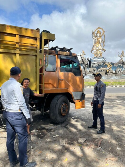 dishub denpasar tertibkan truk parkir sembarangan di kawasan patung titi banda