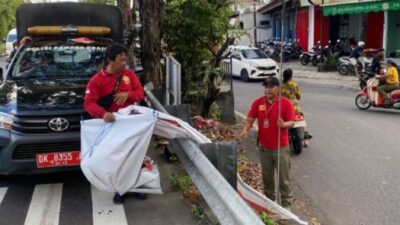 sat pol pp denpasar tertibkan alat peraga promosi di fasilitas umum
