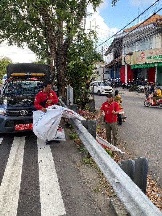 sat pol pp denpasar tertibkan alat peraga promosi di fasilitas umum
