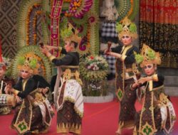 Penonton Sambut Antusias Penampilan Sanggar Seni Cakup Kaler