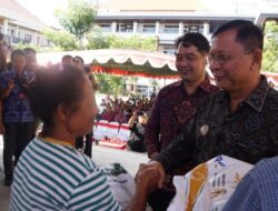 799 Ton Beras Dibagikan, Bupati Sutjidra: “Pastikan Tak Ada Warga Miskin yang Tercecer”