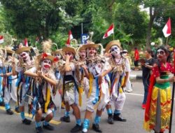 Gelak Tawa Warnai Singaraja! Gerak Jalan Kocak Ramaikan HUT RI ke-80