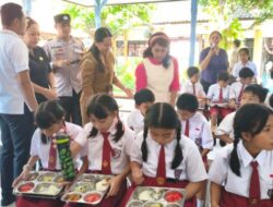 Peluncuran MBG di Kecamatan Buleleng, Siswa Antusias Minta Porsi Ditambah