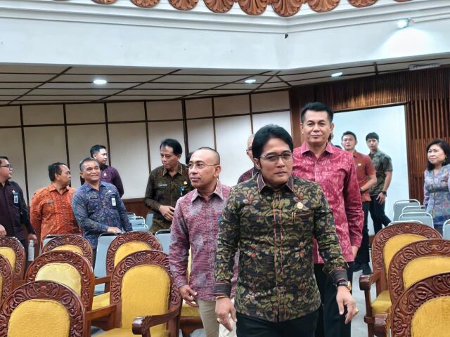 dprd bali paripurna1