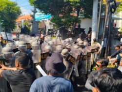 Polres Buleleng Gelar Simulasi Unjuk Rasa Anarkis di Kantor BPN Singaraja