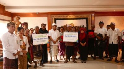Walikota Jaya Negara Salurkan Santunan JKK BPJS Ketenagakerjaan Kepada Ahli Waris Korban Banjir Pedagang Pasar Kumbasari