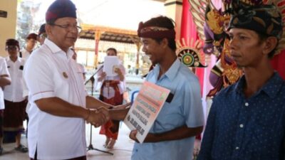 Sentuhan Pemerintah untuk Warga, Bupati Sutjidra Bagikan Bantuan