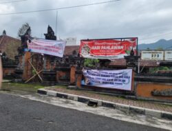 Kecewa Tak Bertemu Kajari, Warga Sudaji Segel Kantor Desa