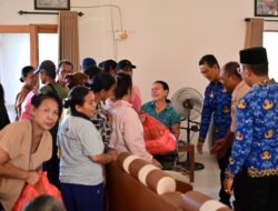 Wabup Supriatna Bagikan 63 Paket Sembako ke Warga Baktiseraga di HUT Korpri ke-54