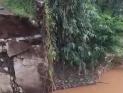 Kurir Terperosok ke Sungai Usai Terobos Jembatan Ambruk di Busungbiu