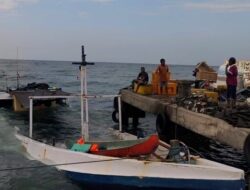Ditinggal Sholat Jumat, Kapal Bermuatan Pindang Tenggelam di Pelabuhan Sangsit