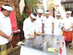 Wali Kota Jaya Negara Hadiri Pemelaspasan Candi Bentar dan Penyengker Setra Desa Adat Penatih