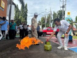 Simulasi Kebakaran, PT PLN (Persero) dan Damkar Buleleng Perkuat Kesiapsiagaan PersonelSimulasi Kebakaran, PT PLN (Persero) dan Damkar Buleleng Perkuat Kesiapsiagaan Personel
