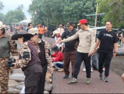 Aksi Bersih Serentak di Pantai Pengastulan, Sekda Suyasa Dorong Kepedulian Warga terhadap Sampah