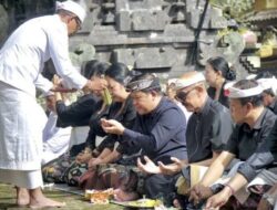 Pimpin Prosesi Nedunang Ida Bhatara Batumadeg, Bupati Sedana Arta Ngiring ke Penataran Agung Besakih