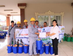 PT GEB Bagikan Bingkisan Nyepi dan Idul Fitri untuk Karyawan PLTU Celukan Bawang