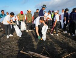Bupati Adi Arnawa Pimpin Korve di Pantai Munggu