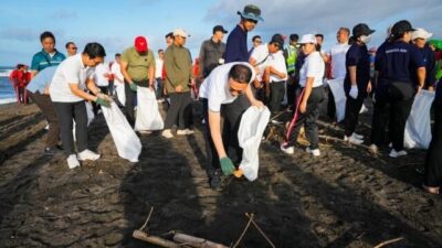 Bupati Adi Arnawa Pimpin Korve di Pantai Munggu