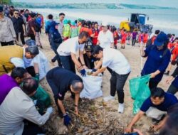 Bupati Adi Arnawa Ikuti Korve Aksi Bersih Sampah di Pantai Jimbaran