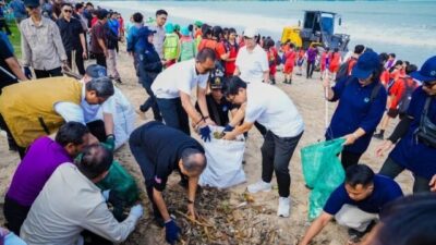 Bupati Adi Arnawa Ikuti Korve Aksi Bersih Sampah di Pantai Jimbaran