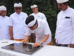 Bupati Adi Arnawa Bantu Pembangunan dan Melaspas Tempat Melasti Desa Adat Abiansemal