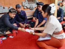Wabup. Badung Serahkan Penghargaan Tertib Administrasi Akte Kematian di Pererenan