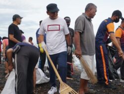 Bupati I Nyoman Sutjidra Pimpin Aksi Bersih Pantai, Perkuat Kepedulian Lingkungan di Pesisir Buleleng