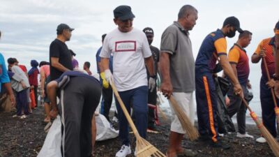 Bupati I Nyoman Sutjidra Pimpin Aksi Bersih Pantai, Perkuat Kepedulian Lingkungan di Pesisir Buleleng