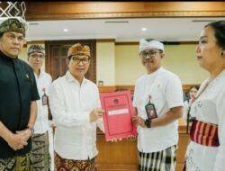 Serahkan SK 25 Kepala Sekolah, Bupati Adi Arnawa Tekankan Integritas dan Peningkatan Mutu Pendidikan