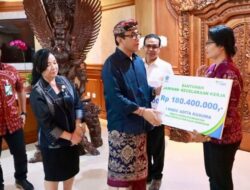 Walikota Jaya Negara Salurkan Santunan JKK BPJS Ketenagakerjaan Kepada Ahli Waris Korban Kecelakaan Kerja di Denpasar