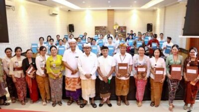 Sekda Eddy Mulya Serahkan SK 41 Kepala Sekolah di Kota Denpasar