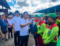 Bupati Serahkan Paket Sembako Kepada Petugas Kebersihan