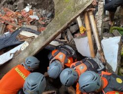 Korban Banjir Baktiseraga Ditemukan Tertimbun Puing Rumah Tim SAR Sempat Sisir Sungai Hingga Pesisir Pantai