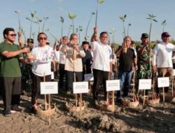 Upaya Memuliakan Bumi, Walikota Jaya Negara Ikuti Aksi Tanam 3000 Pohon Mangrove di Mangrove Arboretum Park, Pedungan