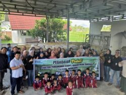 Pegadaian Praya Salurkan Bantuan Material Pembangunan Ruang Kelas dan Edukasi Investasi Emas