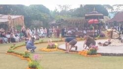 Pertunjukan Barong Ramaikan Ulun Danu Beratan Saat Liburan Sekolah
