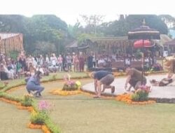 Pertunjukan Barong Ramaikan Ulun Danu Beratan Saat Liburan Sekolah