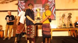 Wali Kota Jaya Negara Serahkan Piala Bergilir Rare Angon Festival