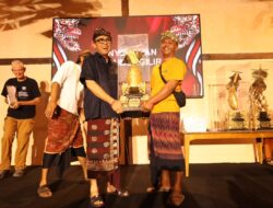 Wali Kota Jaya Negara Serahkan Piala Bergilir Rare Angon Festival