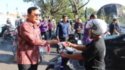 Bupati Sutjidra Ajak Warga Kibarkan Merah Putih, Buleleng Bagikan 15 Ribu Bendera Sambut HUT ke-81 RI