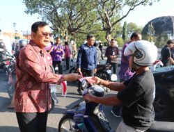 Bupati Sutjidra Ajak Warga Kibarkan Merah Putih, Buleleng Bagikan 15 Ribu Bendera Sambut HUT ke-81 RI